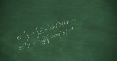 Matematiksel hesaplamalar ve denklemler animasyon beyaz tebeşir yeşil bir tebeşir arka plan 4k üzerinde yüzen el yazısı