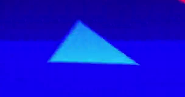 カラフルな背景を変更する上で三角形を移動するアニメーションと黄色とピンクの縞模様の背景4Kに金属の輪郭の三角形と紫色の大文字で表示されるセールという言葉 — ストック動画