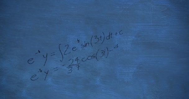Animação Cálculos Matemáticos Manuscritos Preto Flutuando Sobre Fundo Quadro Negro — Vídeo de Stock