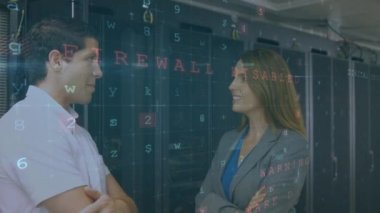 Kafanın ve omuzların animasyonu, bilgisayar sunucu odasında konuşan beyaz bir erkek ve kadının bilgisayar bilgisayarlarının önünde bilgisayar güvenliği flaşı ve ön plandaki hareketlerle ilgili dijital metin ile parlarken görüntüsü.