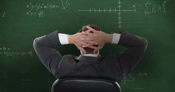 チョーク4Kで書かれた動く数学的グラフと公式と黒板の前に座っている白人男性のアニメーション — ストック動画