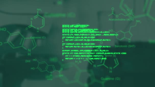 光る緑色の科学データと 実験室のフラスコとビーカーの暗い 焦点を当てた背景画像の上を移動する図のアニメーション — ストック動画