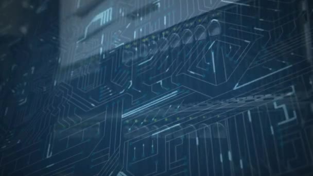 Animation d'une carte de circuit informatique avec des traces lumineuses bleu pâle mobiles de l'activité de traitement, sur un gros plan mobile des supports informatiques de l'ordinateur central dans une salle de serveurs 