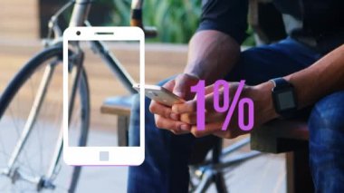 Bir akıllı telefon simgesinin animasyonu ve pembe ile dolduran ve yüzde altmış ulaşan bir adam bir bisiklet tarafından oturan orta bölümünde görülen telefon tutar ve arka planda saatini kontrol ederken artan yüzde numaraları
