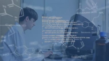 Laboratuvar önlüklü iki bilim adamının animasyonu, biri bilgisayarın başında otururken, diğeri ön planda hareket eden beyaz veriler ve diyagramlarla belden yukarda konuşurken görülüyor.