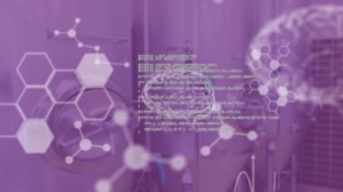 Laboratuvar ekipmanlarının defokusedilmiş mor renkli görüntüsü üzerinde hareket eden beyin ve moleküler yapıların beyaz bilimsel verilerinin ve diyagramlarının animasyonu