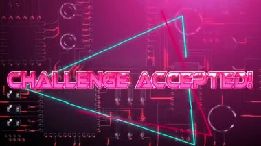 Kelime Animasyon Challenge Kabul! hareketli bilgilerin parlayan kırmızı yolları ile bir devre kartı nın kayan arka plan üzerinde mavi ve kırmızı bir anahat üçgenile görünen parlayan yansıtıcı pembe renkli