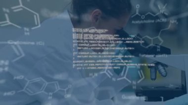 Beyaz bilimsel veriler ve diyagramlar ön planda hareket ederken, bir laboratuarda mikroskop kullanarak ve bir deney tüpüne bakarken, yandan yukarı doğru görünen beyaz bir kadın bilim adamının animasyonu