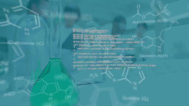 Önplanda hareket eden beyaz veri ve diyagramların animasyonu ve laboratuvarda çalışan bir grup bilim adamı önlük ve bir şişe yeşil sıvının arka planda çözüldüğü görülüyor.