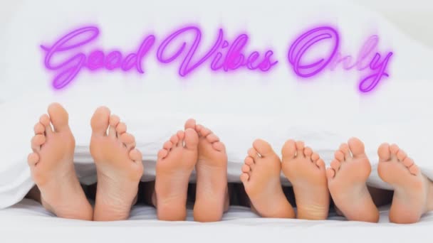 动画的字好Vibes只有在手写风格闪烁的粉红色霓虹灯 在白色背景上方的一排脚与鞋底面对相机 属于四个人 是躺下 — 图库视频影像