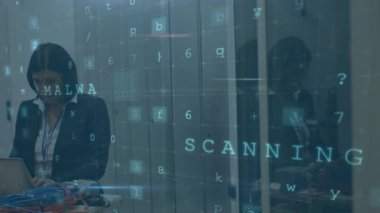 Belden yukarısına bilgisayar sunucu odasında dizüstü bilgisayar kullanarak oturan beyaz bir kadının animasyonu, bilgisayar güvenliği ile ilgili parıldayan dijital metinler ve ön planda hareketler hakkında