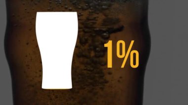 Pint cam simgesinin animasyonu ve sıfırdan yüz sarı ile dolum yüzdeartan, arka planda bir cam hareket ederken bira yakın bir şekilde