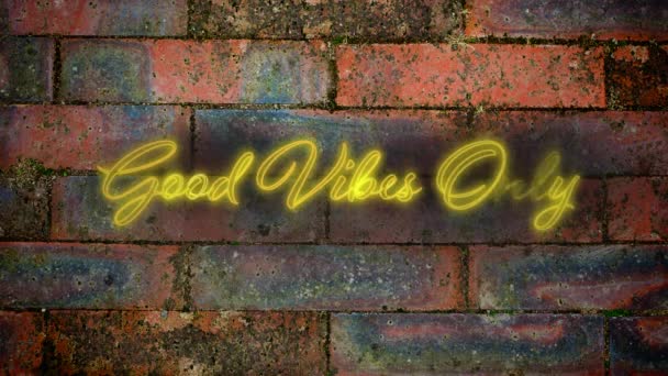 単語グッドバイブスのアニメーションは 赤レンガの壁の背景に黄色のネオンをちらつく手書きスタイルでのみ — ストック動画
