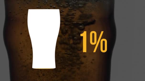 パイントガラスアイコンのアニメーションと黄色で満たされる0から100に増加する割合を増加させ ガラスのビールのクローズアップはバックグラウンドで移動します — ストック動画