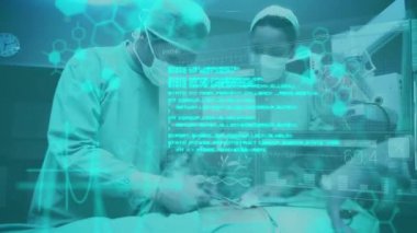 Cerrahlardan oluşan bir ekibin ameliyathanede bir hastayı ameliyat etmesi belden yukarı ve orta kısımda görülürken ön planda parlak mavi veriler ve diyagramlar hareket ediyor.