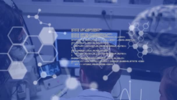 科学家们看到人头和肩膀绕着电脑工作和说话 而大脑和技术数据图则在前景中移动 这让科学家们看到了蓝色的背景图片的动画效果 — 图库视频影像