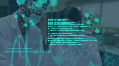 Önplanda mavi bilimsel veriler ve diyagramlar parıldarken, bir laboratuvarda deney yaparken belden yukarısında görülen iki bilim adamının animasyonu