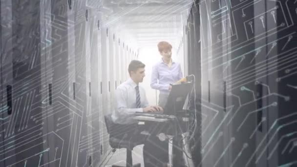 当一个发光的计算机电路板在前方移动时 一个白人男子和一个白人妇女一起站在计算机服务器室工作的动画 — 图库视频影像
