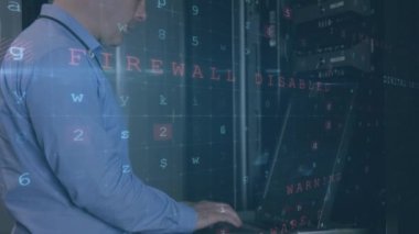 Bir sunucu odasındaki ana bilgisayarın yanında dizüstü bilgisayar kullanan beyaz bir adamın yan görüntüsünün canlandırılması, veri güvenliği hakkında dijital metin ön planda hareket ve parlamalarla ilgili