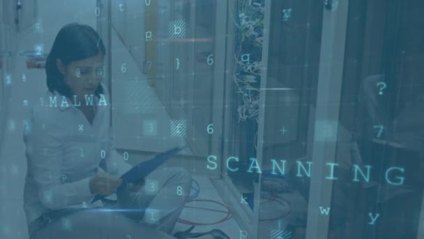 一个高加索女人坐在电脑服务器房地板上的动画 看着剪贴板 检查连接 而有关数据安全的数字文字在前景中移动和闪烁 — 图库视频影像