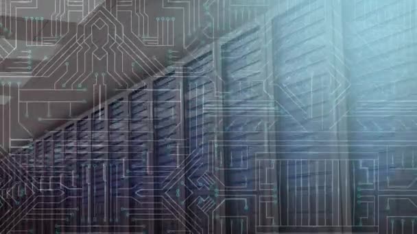 Animation d'ordinateurs mainframe dans une salle de serveurs tandis que des pistes lumineuses se déplacent à travers un circuit informatique au premier plan 