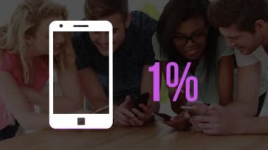 Beyaz akıllı telefon sembolü animasyonu ve pembeyi 0 'dan 80' e çıkarırken, belden yukarda akıllı telefonlarını kullanarak masaya yaslanmış dört tane çok ırklı genç yetişkin görülüyor.