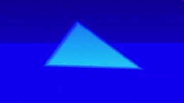 Merkezden büyüyen ve azalan renkli eşmerkezli üçgenlerin animasyonu ve Büyük Satış kelimelerinin görünmesi 