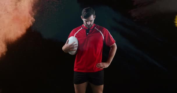 Animation Jeune Joueur Rugby Masculin Caucasien Regardant Caméra Tenant Une — Video