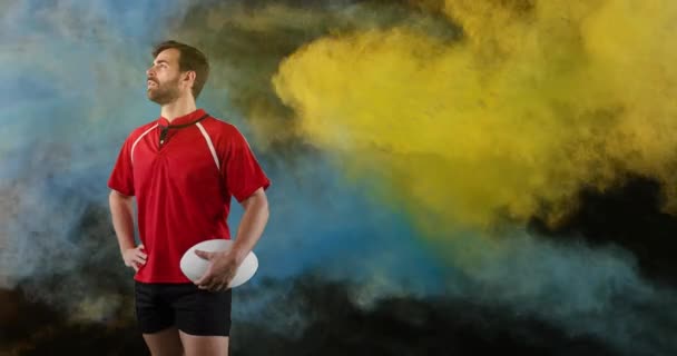 Animación Joven Jugador Rugby Masculino Caucásico Mirando Alrededor Sosteniendo Una — Vídeo de stock