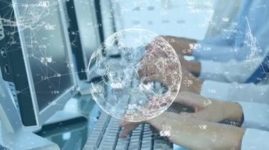 Genç Kafkas erkek ve kadınlar arka planda bilgisayar kullanırken dünya, veri ve bağlantı ağının eğirme animasyonu