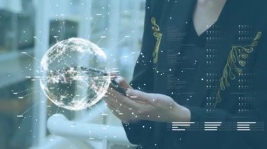 Genç bir kadın arka planda akıllı telefon kullanırken dünya, veri ve bağlantı ağının eğirme animasyonu