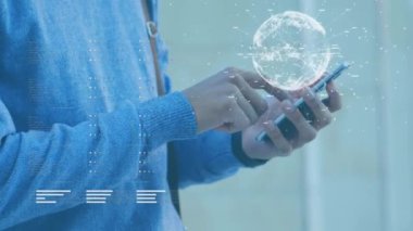 Genç bir adam arka planda bir akıllı telefon kullanırken dünya, veri ve bağlantı ağı iplik animasyonu