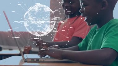 Arka planda dizüstü bilgisayar kullanan Afro-Amerikan çocuklar ise dünya, veri ve bağlantı ağı iplik animasyonu