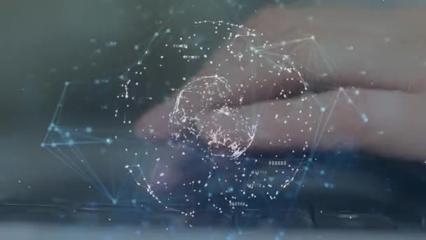 백그라운드에서 컴퓨터 키보드에 입력하는 클로즈업으로 네트워크 연결이 증가하는 글로브 애니메이션 — 비디오