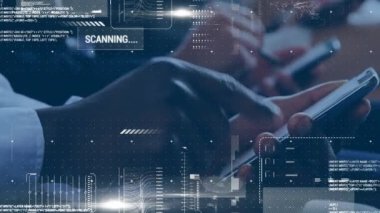 Arka planda akıllı telefon kullanan kişilerle veri tarama ve işleme animasyonu