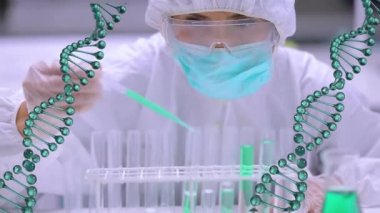 Arka planda laboratuvarda çalışan bir bilim adamıyla dönüşen 3 boyutlu DNA ipliğinin animasyonu