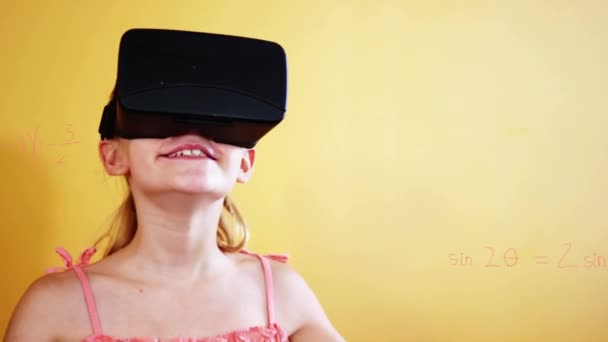 Animatie Van Een Kaukasisch Schoolmeisje Dat Een Headset Draagt Haar — Stockvideo