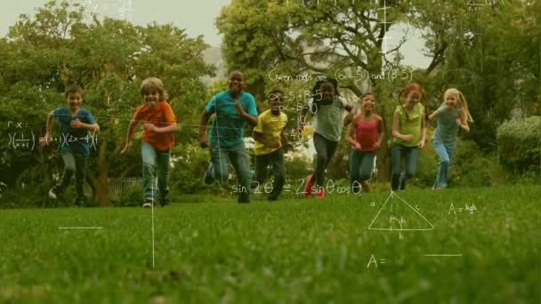 Animação Escolares Multi Étnicos Que Correm Parque Com Fórmulas Matemáticas — Vídeo de Stock