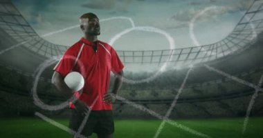 Animasyon bir Afro-Amerikan erkek rugby oyuncusu ayakta, kolunun altında bir top tutarak ve arka planda ön planda ve spor stadyumunda elle çizilmiş oyun planı ile etrafa bakarak 4k