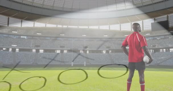 一个非裔美国男子橄榄球运动员的后视动画 他手里拿着一个球 手绘游戏计划和体育场背景4K环顾四周 — 图库视频影像