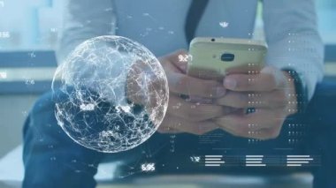 Genç bir adam arka planda akıllı telefon kullanırken dünya, veri ve bağlantı ağı iplik animasyonu