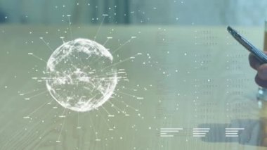 Genç bir adam arka planda bir akıllı telefon kullanırken dünya, veri ve bağlantı ağı iplik animasyonu