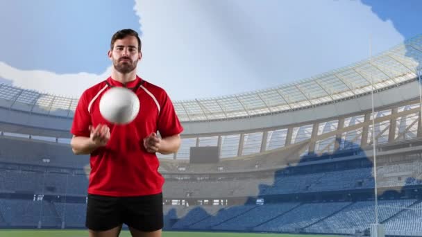 ボールで遊び 背景に南極とスタジアムの吹く旗でカメラを探す白人男性ラグビー選手のアニメーション — ストック動画