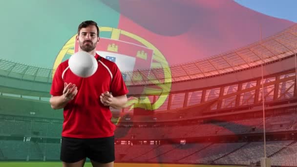一个白人男性橄榄球运动员玩球的动画 并期待与吹葡萄牙国旗和体育场的背景相机 — 图库视频影像