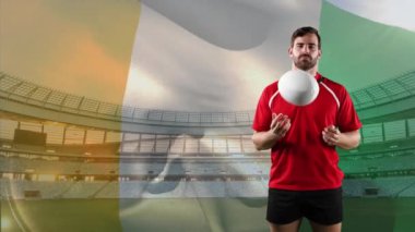 Bir top tutan ve arka planda Fildişi Sahili ve stadyum bayrak üfleme ile kameraya bakan bir Kafkas erkek rugby oyuncusu animasyon