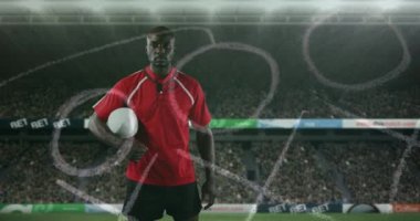 Animasyon bir Afro-Amerikan erkek rugby oyuncusu ayakta, kolunun altında bir top tutarak ve arka planda 4k ön planda ve spor stadyumunda elle çizilmiş oyun planı ile kameraya bakıyor