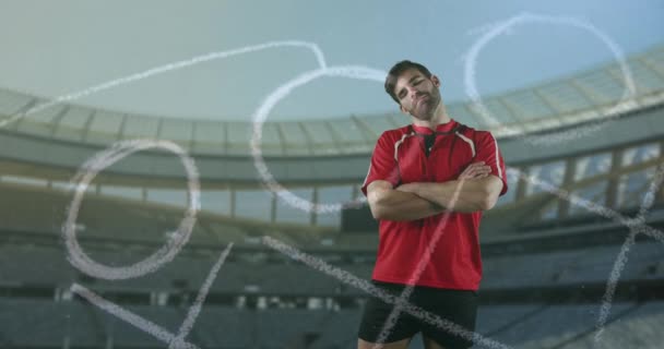 白人男性ラグビー選手が腕を組んで立ち 背景4Kの前景とスポーツスタジアムで手描きのゲームプランでカメラを見ているアニメーション — ストック動画