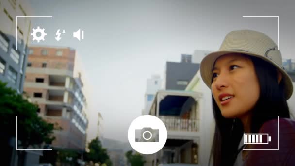 Ekranında Kamera Simgeleri Arka Planında Şehir Manzarası Olan Genç Bir — Stok video