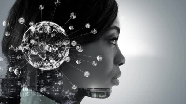 灰色の背景に若いアフリカ系アメリカ人女性の顔の側面図とデータと接続ネットワークで回転する地球のアニメーション — ストック動画