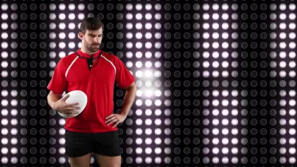 Animacja Kaukaski Mężczyzna Zawodnik Rugby Trzymając Piłkę Patrząc Aparat Cyfrowym — Wideo stockowe